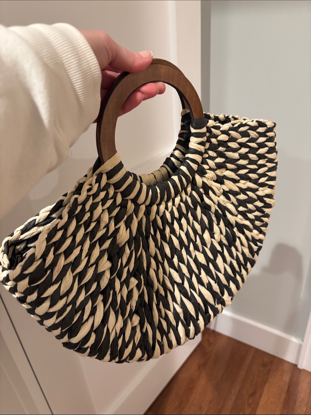 Woven Two-Tone Straw Circle Handle Tote - Black & Cream